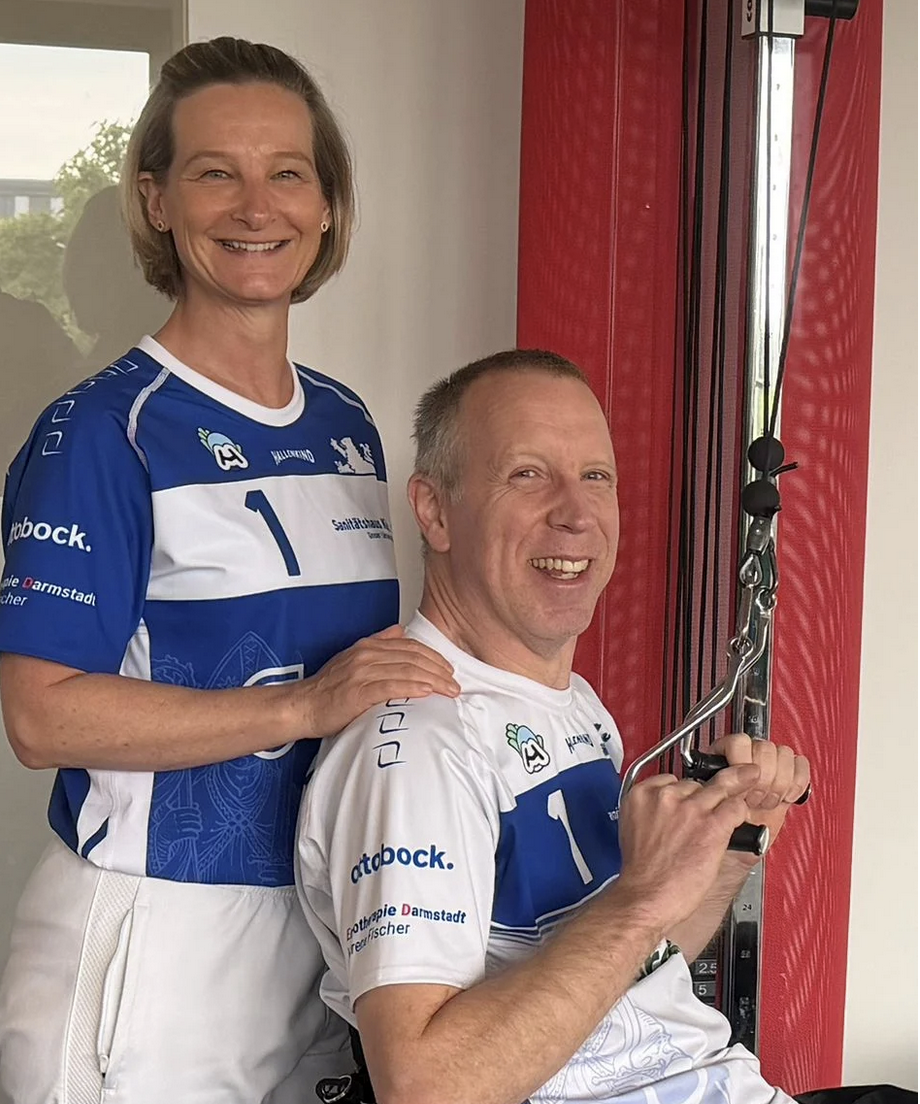 Verena Fischer mit Spieler der Heiner-Rollis im Trikot der Ergotherapie Darmstadt